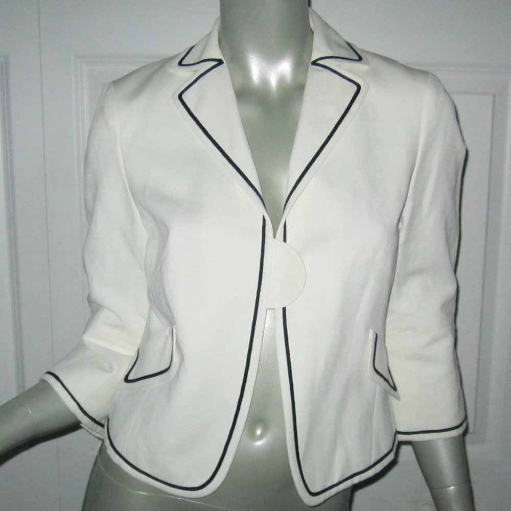 AKRIS PUNTO Cropped White Jacket Black Piping New